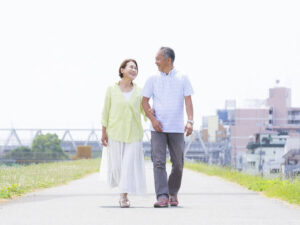 散歩をする老夫婦