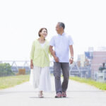 散歩をする老夫婦